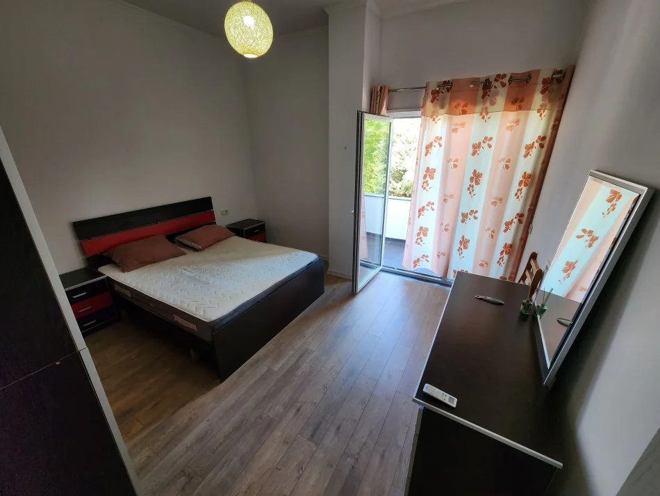 Tirane, jepet me qera apartament 2+1+Ballkon Kati 2, 95 m² 800 € (Liqeni Thate Prane Hotel Sokratit)