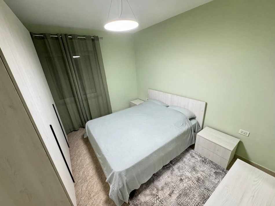 Tirane, jepet me qera apartament 1+1+Aneks Kati 1, 56 m² 500 € (Rruga e Kavajes)