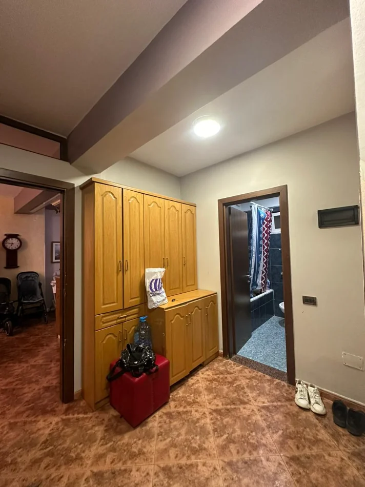 Tirane, jepet me qera apartament 2+1+Aneks+Ballkon Kati 2, 950 € (Qender , sheshi skenderbej)