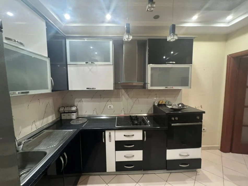 Tirane, jepet me qera apartament 2+1 Kati 9, 650 € 