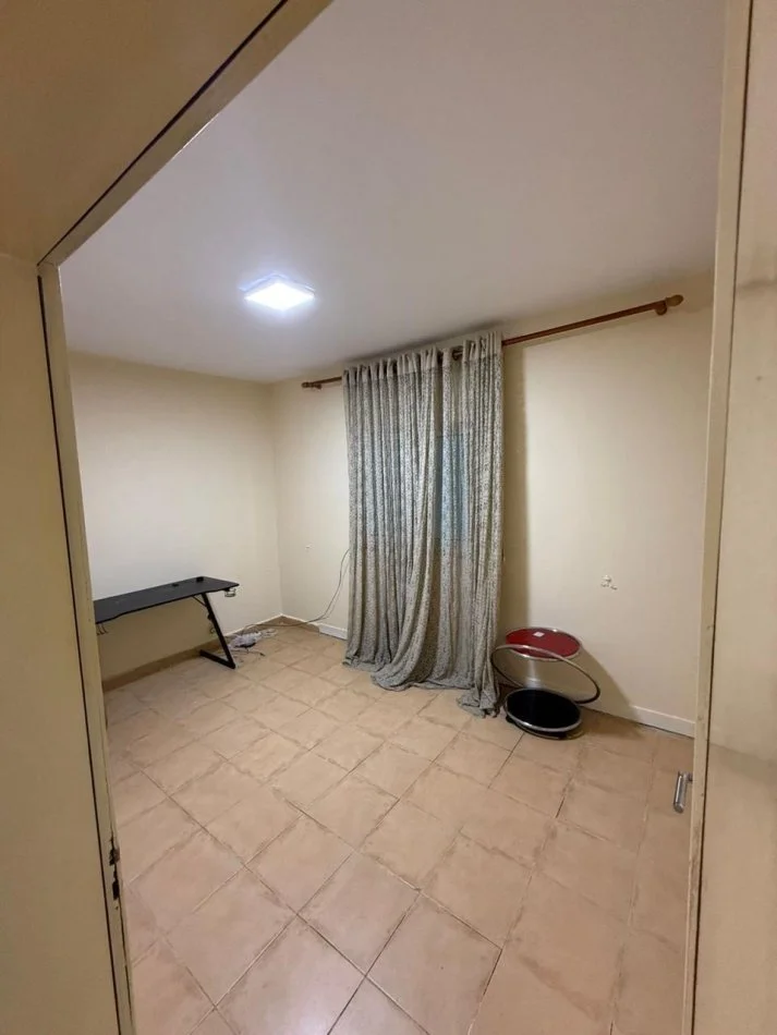 Tirane, jepet me qera apartament 2+1+Ballkon Kati 5, 100 m² 750 € (Kristal Center, Komuna e Parisit)