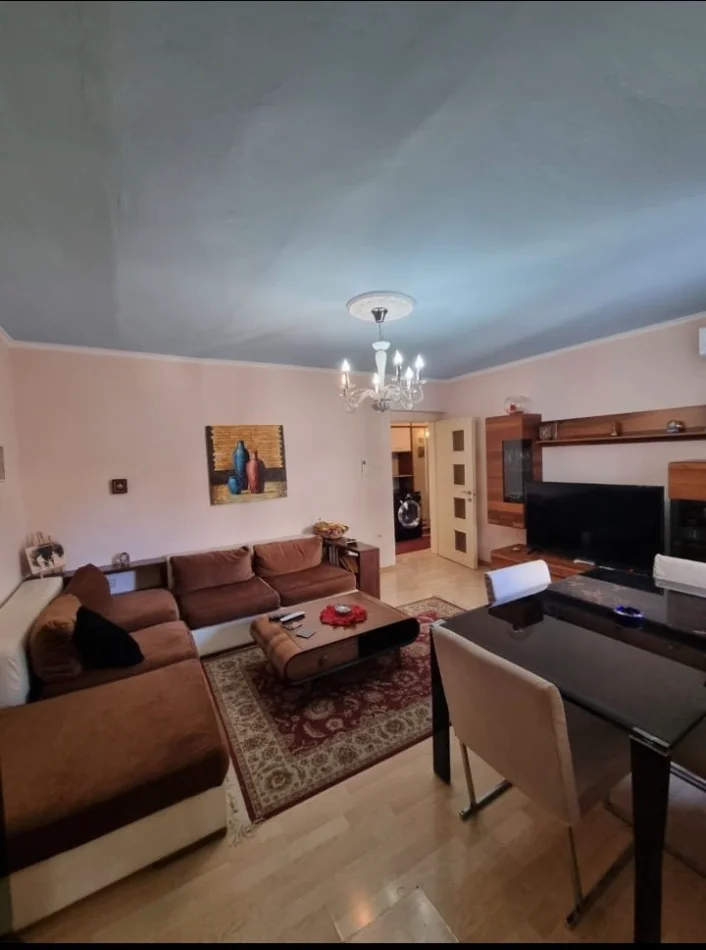 Tirane, jepet me qera apartament 2+1+Ballkon , 75 m² 700 € 