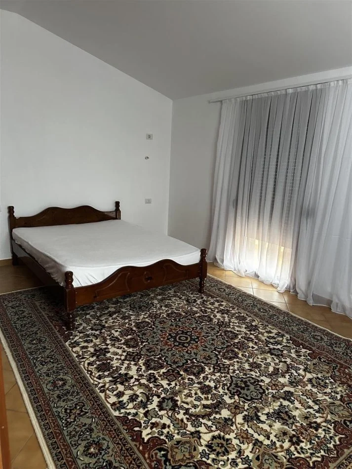 Tirane, jepet me qera apartament 2+1+Ballkon Kati 3, 100 m² 400 € (Rruga : Izet Deda)