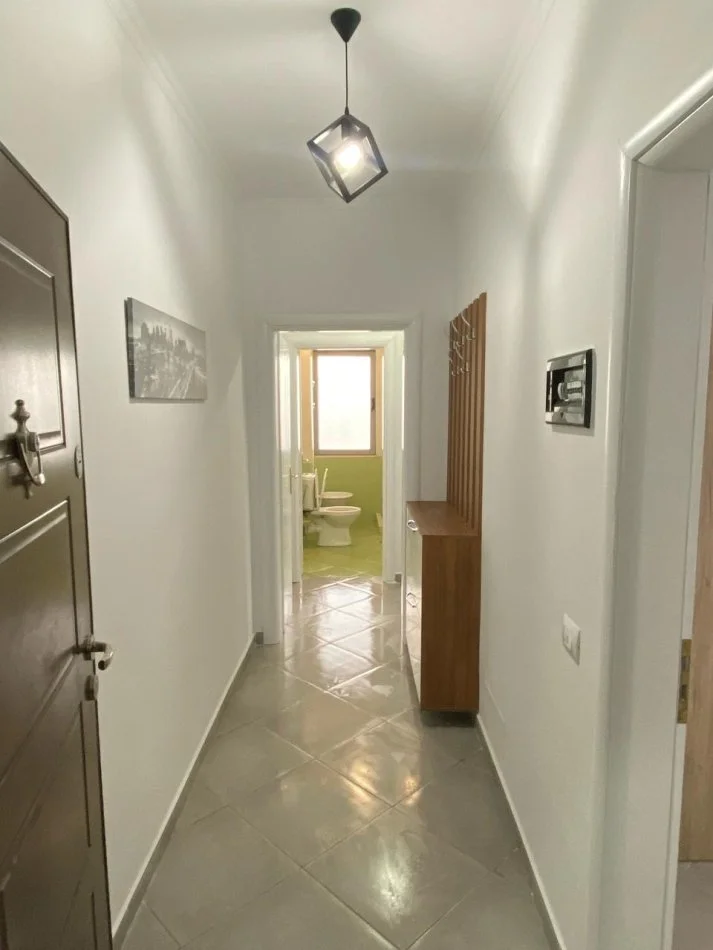 Tirane, jepet me qera apartament 1+1+Ballkon Kati 8, 67 m² 400 € (Astir te nela 5)