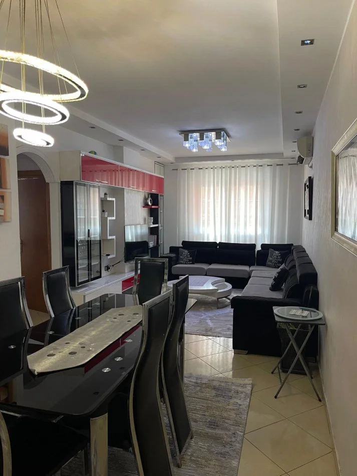 Tirane, jepet me qera apartament 2+1+Ballkon Kati 4, 450 € (Kthesa e Kamzes)