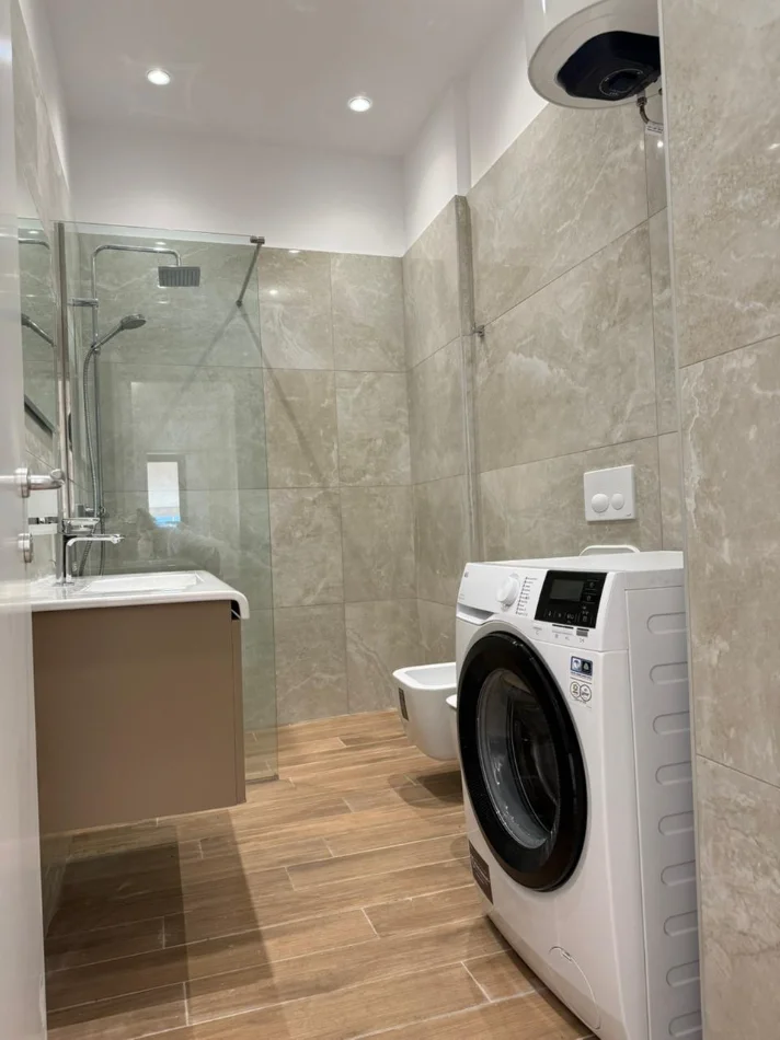 Tirane, jepet me qera apartament 2+1 Kati 7, 90 m² 900 € (kinostudio)