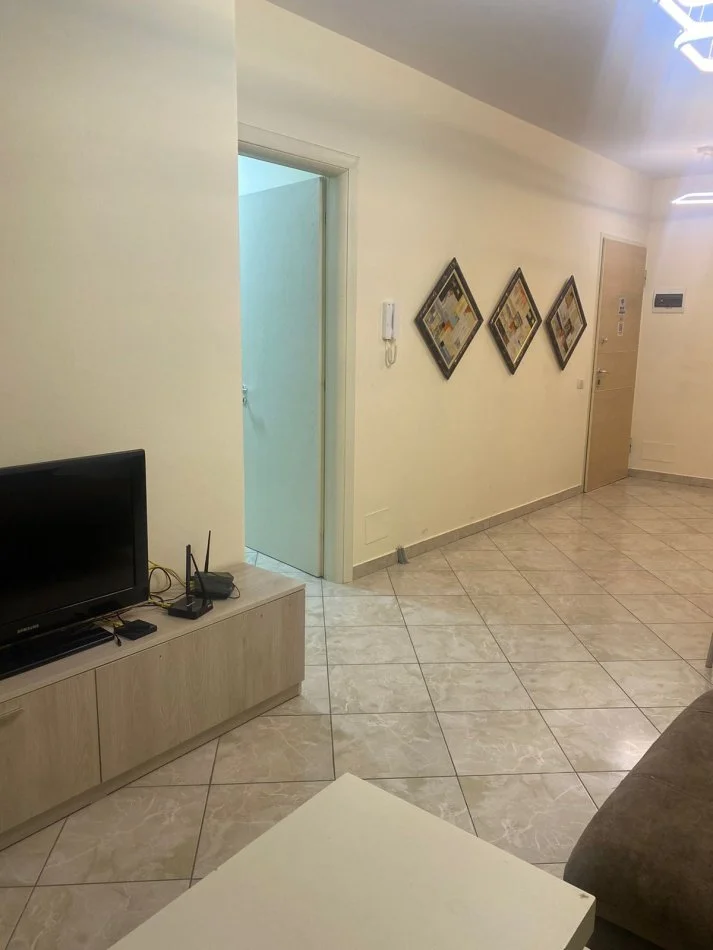 Tirane, jepet me qera apartament 2+1+Ballkon Kati 3, 100 m² 700 € 