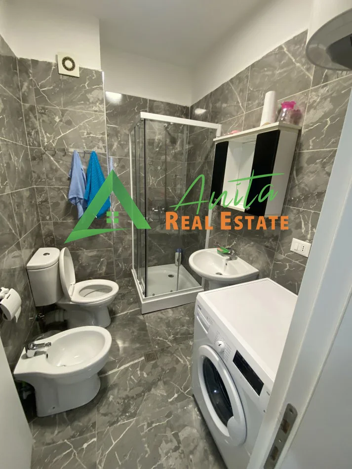 Tirane, jepet me qera apartament 1+1+Ballkon Kati 4, 80 m² 500 € (21 Dhjetroi)