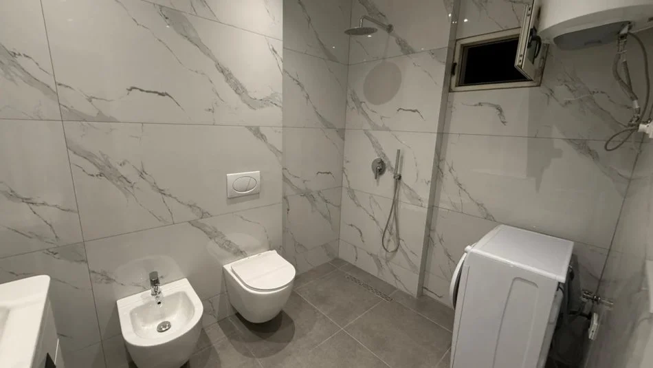 Tirane, shitet apartament 1+1+Ballkon Kati 5, 70 m² 175.000 € (Qender)