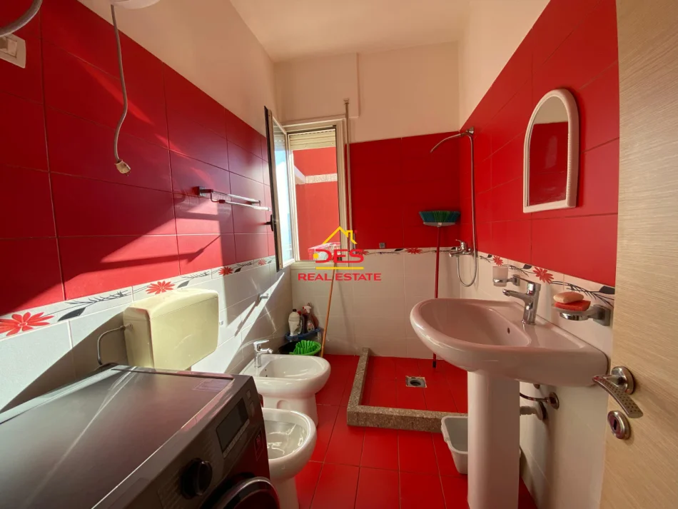 Vlore, jepet me qera apartament 2+1+Ballkon Kati 7, 400 m² 400 € (Rruga Hasan Kushta)