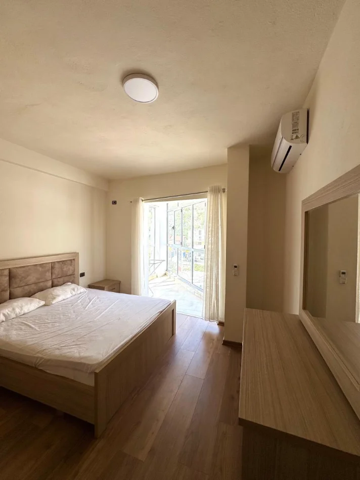Shengjin, jepet me qera apartament 1+1+Aneks+Ballkon Kati 3, 50 € (Rruga kryesore)