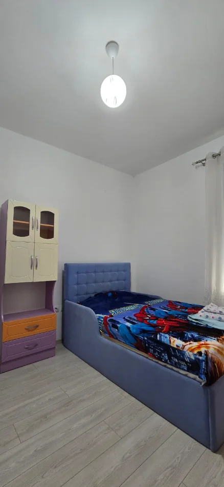 Tirane, jepet me qera apartament 3+1+Ballkon Kati 5, 120 m² 600 € (Kinostudio, prane Policise Rrugore)