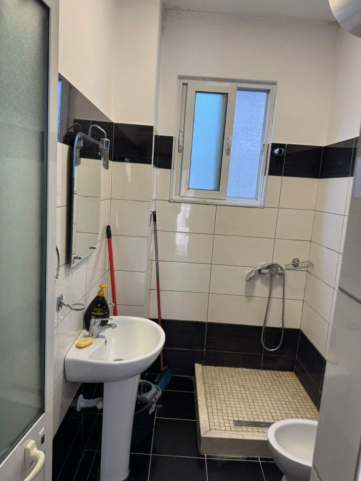 Tirane, jepet me qera apartament 1+1 Kati 1, 75 m² 500 € (5 Maj)