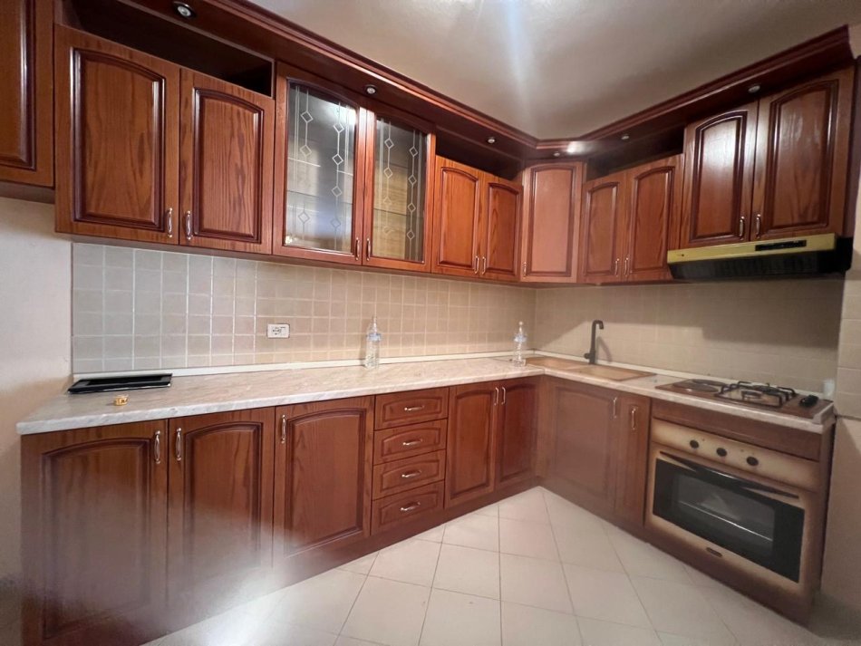 Shkembi Kavajes, shitet apartament 1+1+Ballkon Kati 3, 65 m² 78.000 € (Plazh)