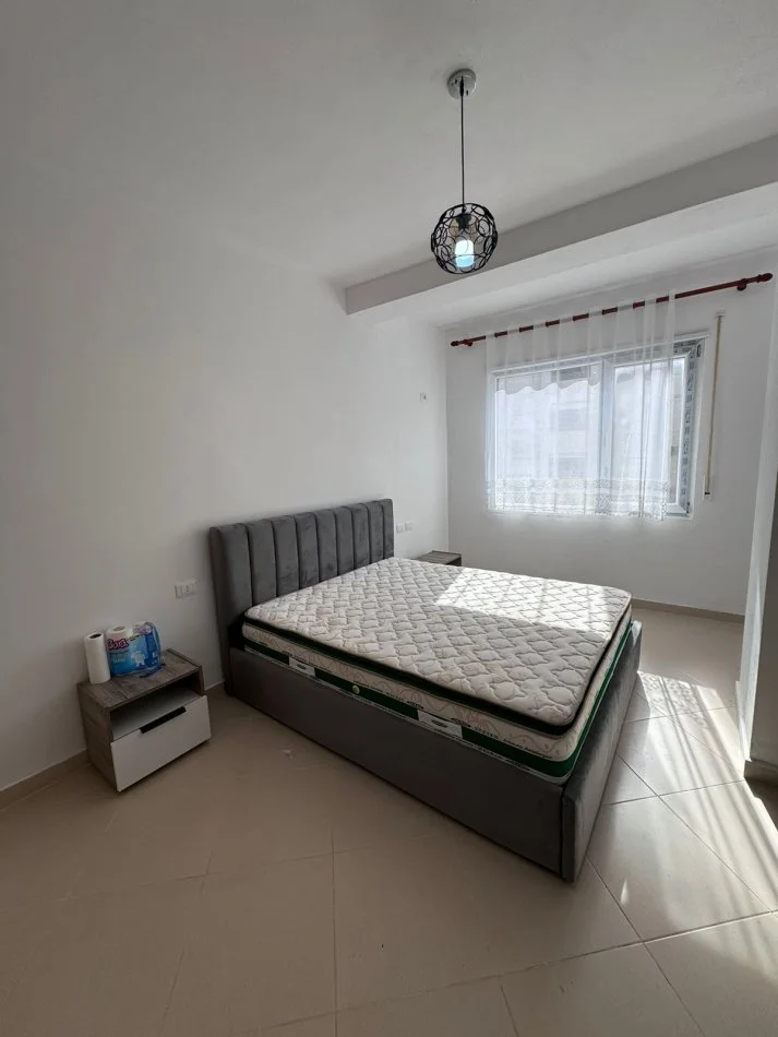 Tirane, jepet me qera apartament 2+1+Ballkon Kati 3, 100 m² 350 € (rruga Ramazan Gaxherri)