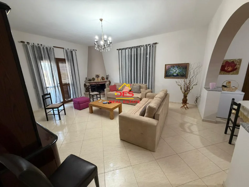 Vlore, jepet me qera Vile 3+1+Ballkon Kati 2, 120 m² 500 € (Rruga Demokracia)
