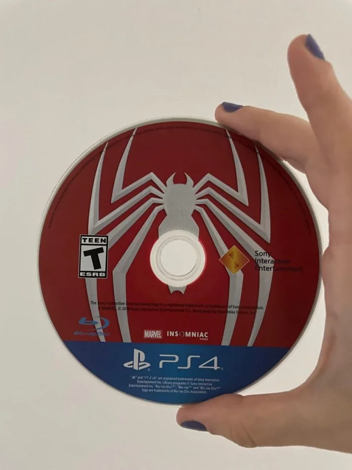 Shitet PS4 me dy leva origjinale