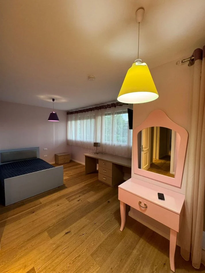 Tirane, jepet me qera Vile 3+1+Aneks+Ballkon Kati 0, 196 m² 2.500 € (lunder)