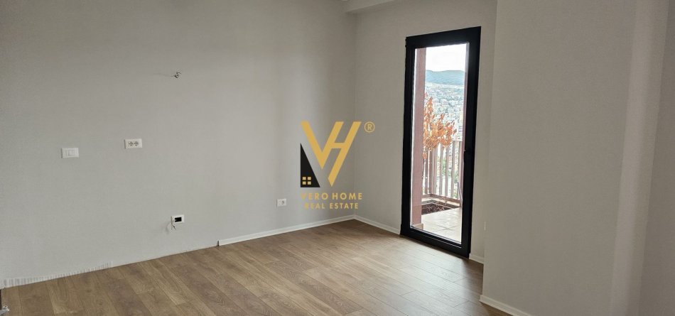 Tirane, jepet me qera zyre Kati 7, 160 m² 2.000 € (GARDEN BUILDING)