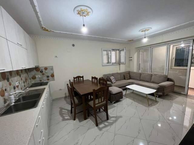 Tirane, jepet me qera apartament 2+1 Kati 1, 90 m² 420 Euro (Sauk)