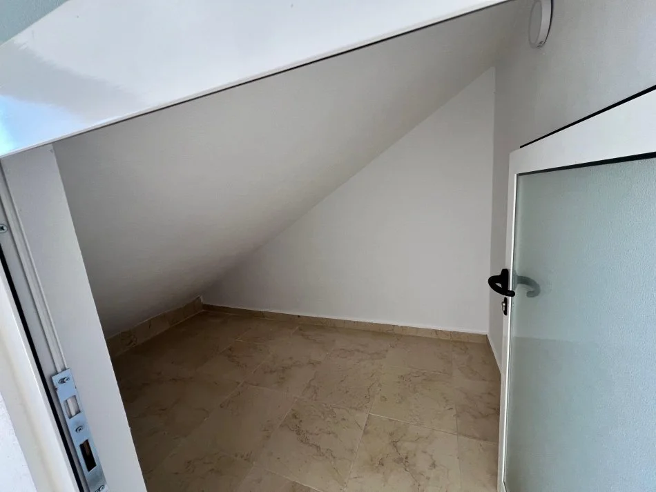 Tirane, jepet me qera ambjent biznesi , , 140 m2 1,000 € (Astir)