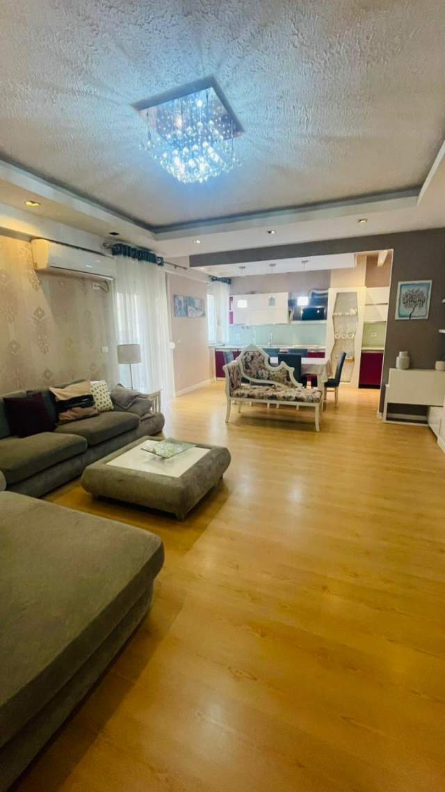 Tirane, jepet me qera apartament 3+1+A+BLK Kati 7, 130 m² 600 Euro (Barrikada)