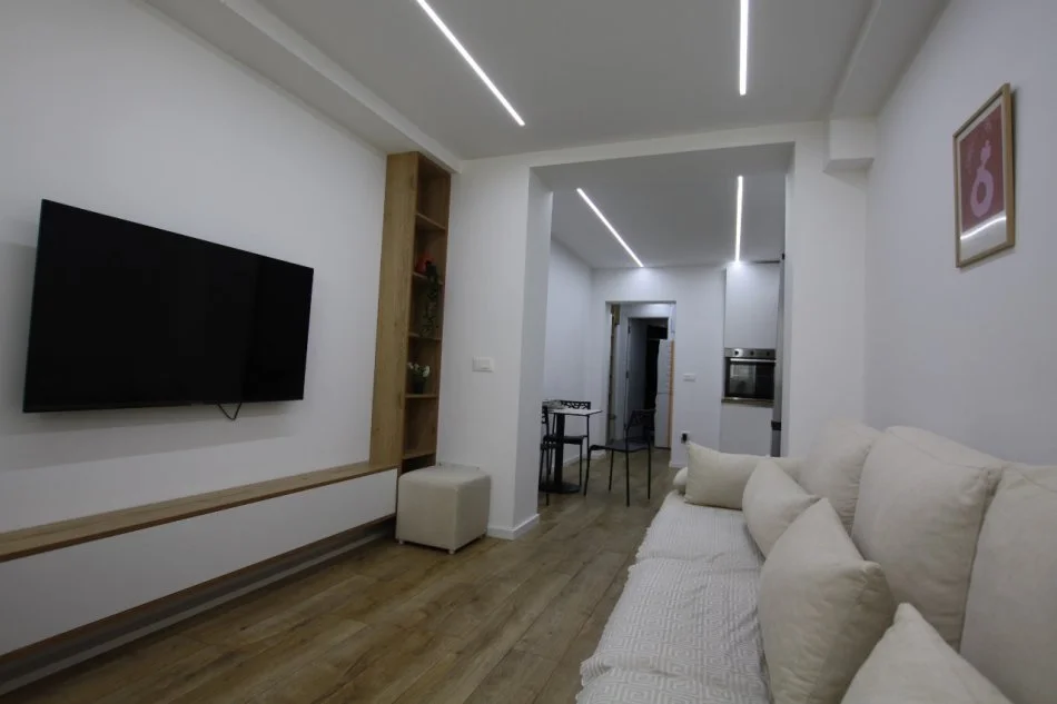 Tirane, jepet me qera apartament 1+1 Kati 1, 67 m² 650 € (Kryqzimi 21 Dhjetorit , Vodafone)
