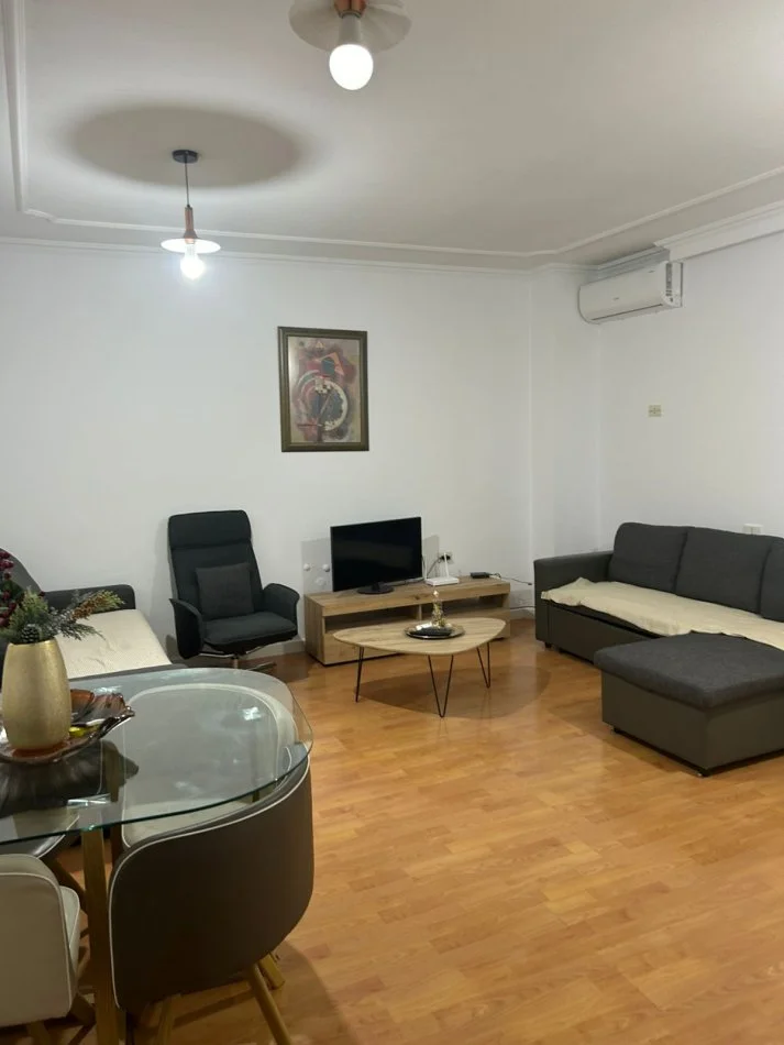 Tirane, jepet me qera apartament 2+1 Kati 2, 70 m² 700 € (Blloku)