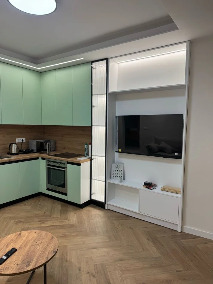 Tirane, jepet me qera apartament 1+1+Ballkon Kati 1, 55 m² 450 € (rruga 5 Maj)