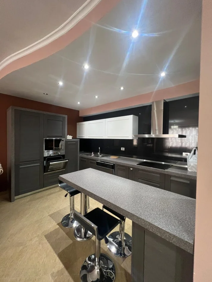 Tirane, jepet me qera apartament 3+1+Ballkon Kati 4, 850 € (Rruga dritan hoxha zogu i zi)