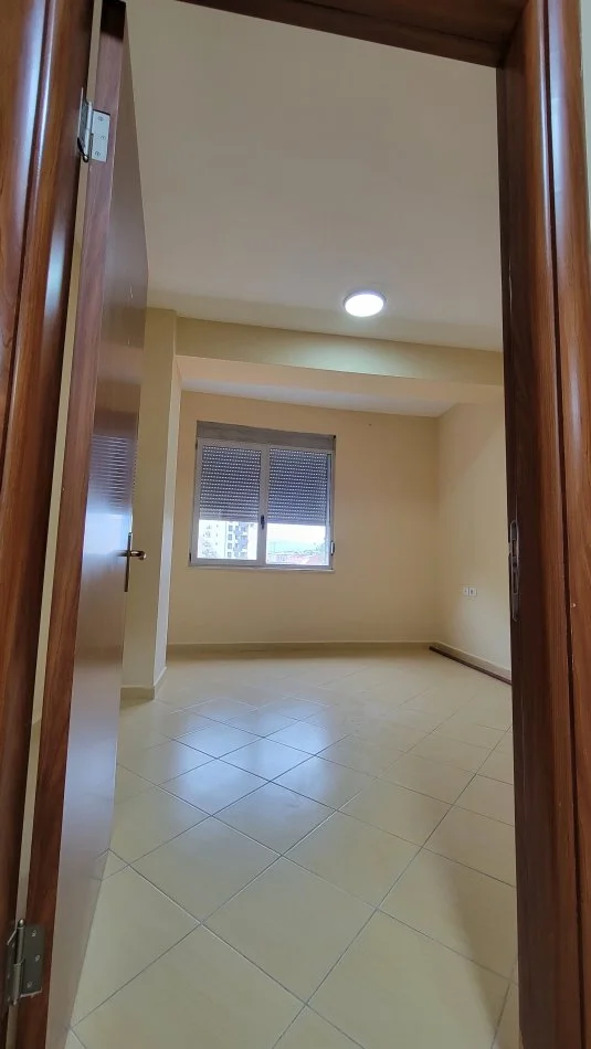 Tirane, jepet me qera apartament 1+1 Kati 4, 400 € (Kompleksi halili)