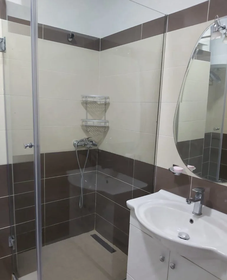 Tirane, jepet me qera apartament 2+1+Ballkon Kati 3, 85 m² 600 € (rruga Bill Klinton)