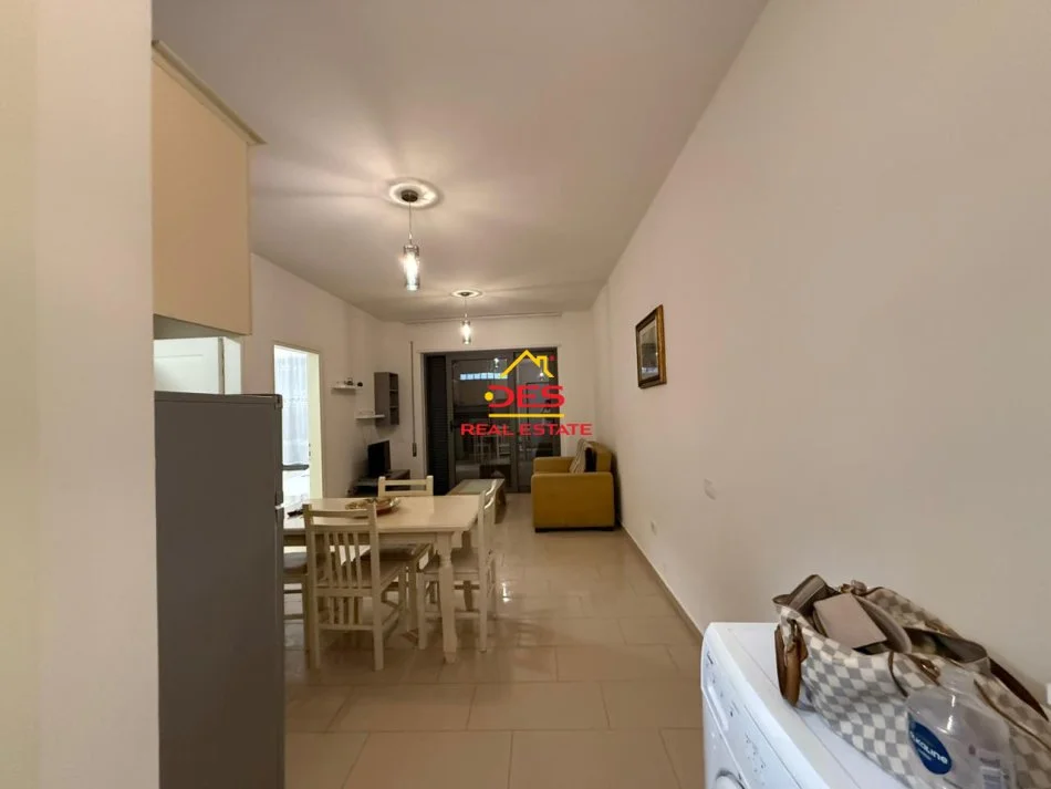 Vlore, jepet me qera apartament 2+1+Ballkon Kati 2, 90 m² 400 € (Rruga Aleksandër Moisiu)
