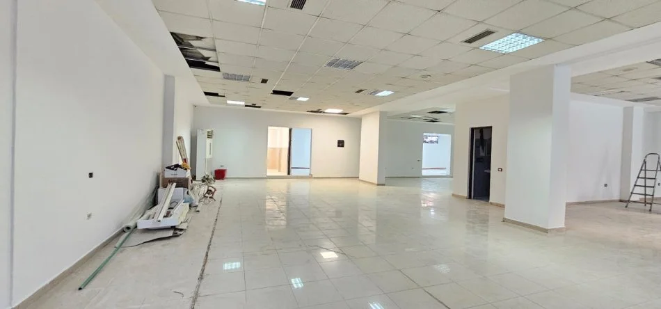 Tirane, jepet me qera ambjent biznesi Kati 0, 275 m² 320.000 € (Komuna e Parisit,rruga Petro Korcari)