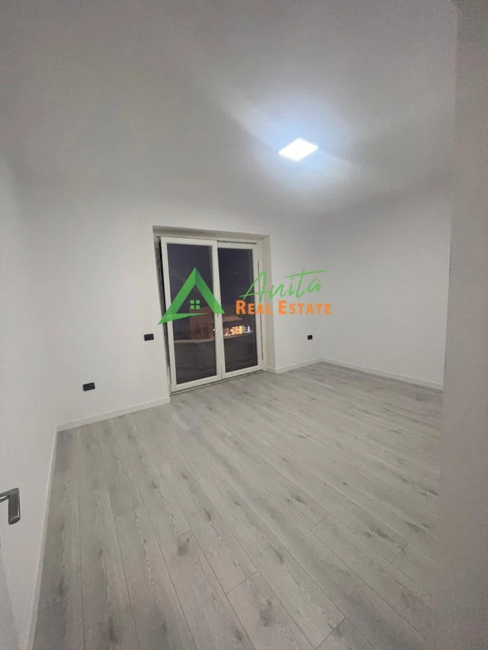 Tirane, jepet me qera zyre Kati 2, 105 m² 1300 € (Myslym Shyri, rruge kryesore) afer qendres
