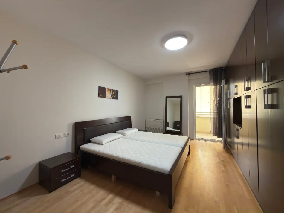 Tirane, jepet me qera apartament 2+1+Ballkon Kati 6, 110 m² 800 € (Rruga Tefta Tashko)