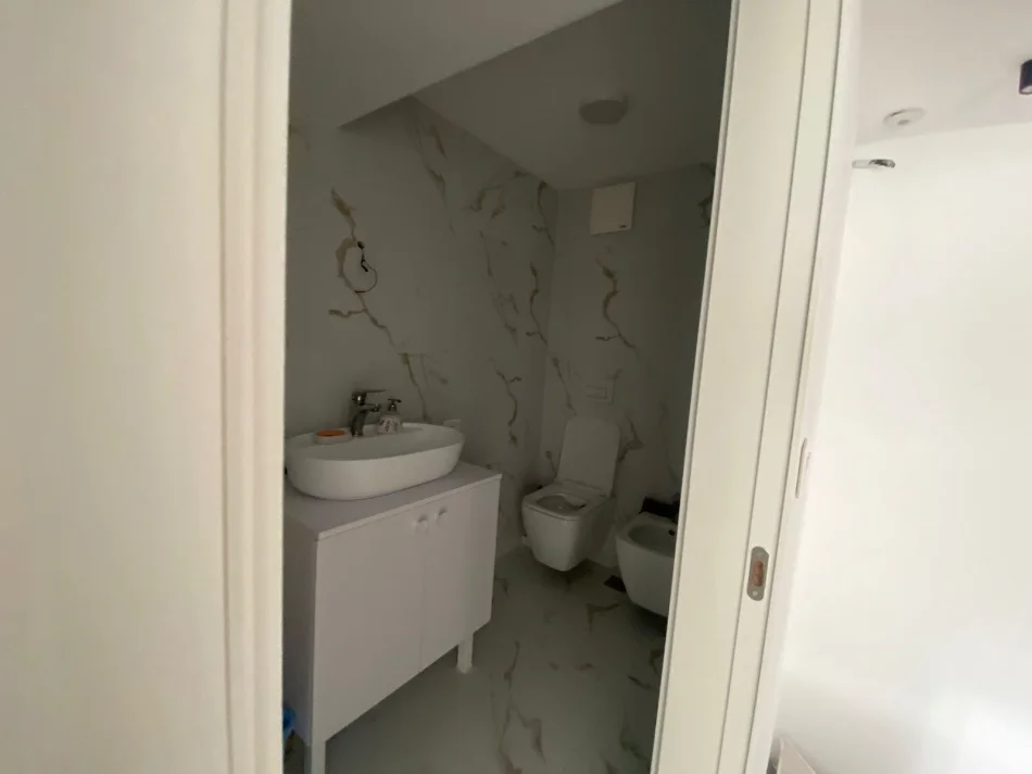 Tirane, jepet me qera zyre Kati 1, 93 m² 1.200 € (Rruga Bedri Karapici)