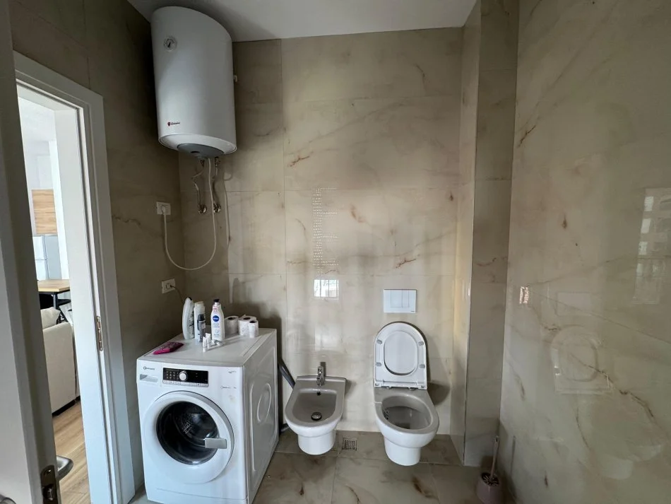 Tirane, jepet me qera apartament 1+1 Kati 3, 56 m² 650 € (Shkolla e kuqe)