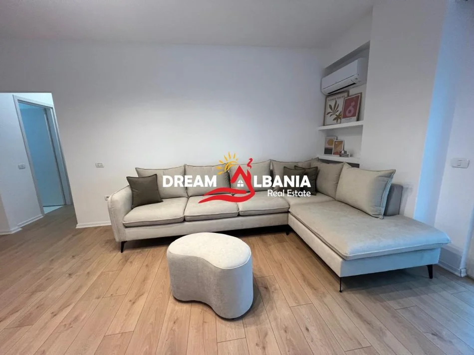 Tirane, jepet me qera apartament 2+1 , 100 m² 700 € (Selvia)