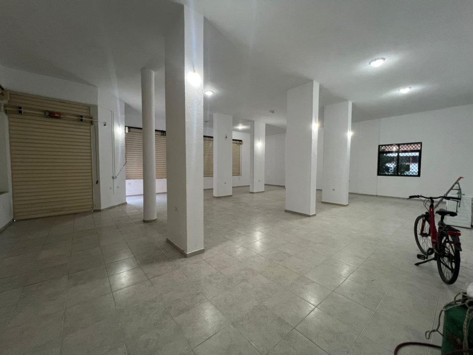 Tirane, jepet me qera ambjent biznesi Kati 0, 160 m² 1.300 € (XHAMLLIKU)