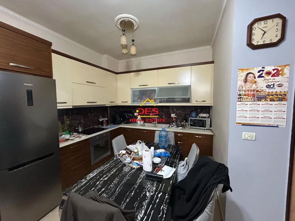 Fier, shitet apartament 2+1+Ballkon Kati 2, 102 m² 120.000 € (Rruga Aulona)