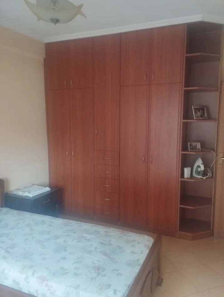 Tirane, jepet me qera apartament 2+1+Ballkon Kati 4, 90 m² 500 € (Rruga Ferit Xhajko)