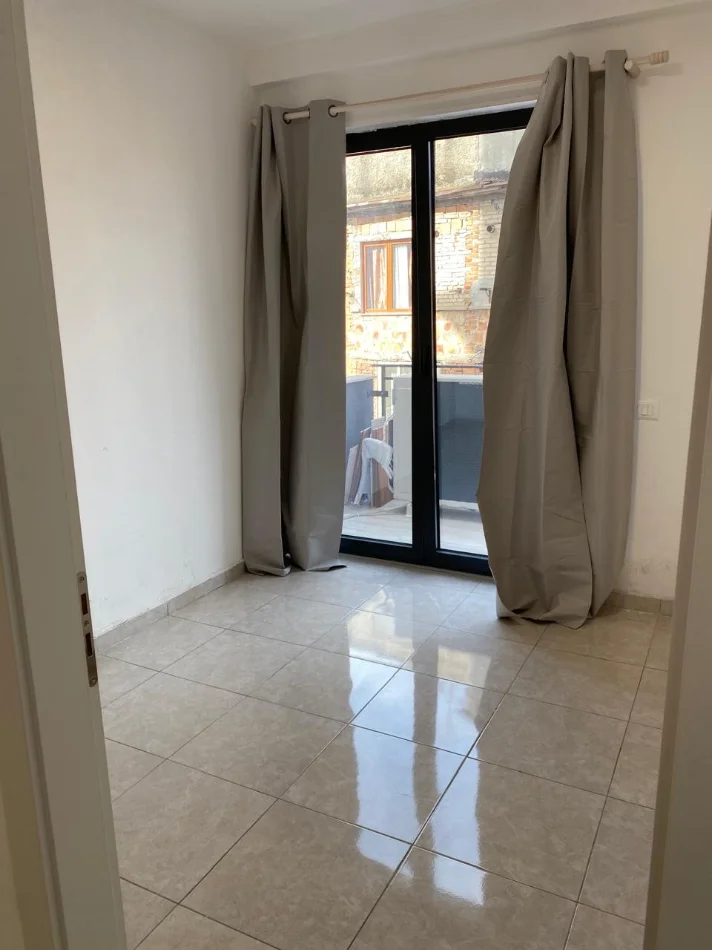 Tirane, jepet me qera ambjent biznesi Kati 2, 89 m² 750 € (Selvia, Rruga e Dibres)