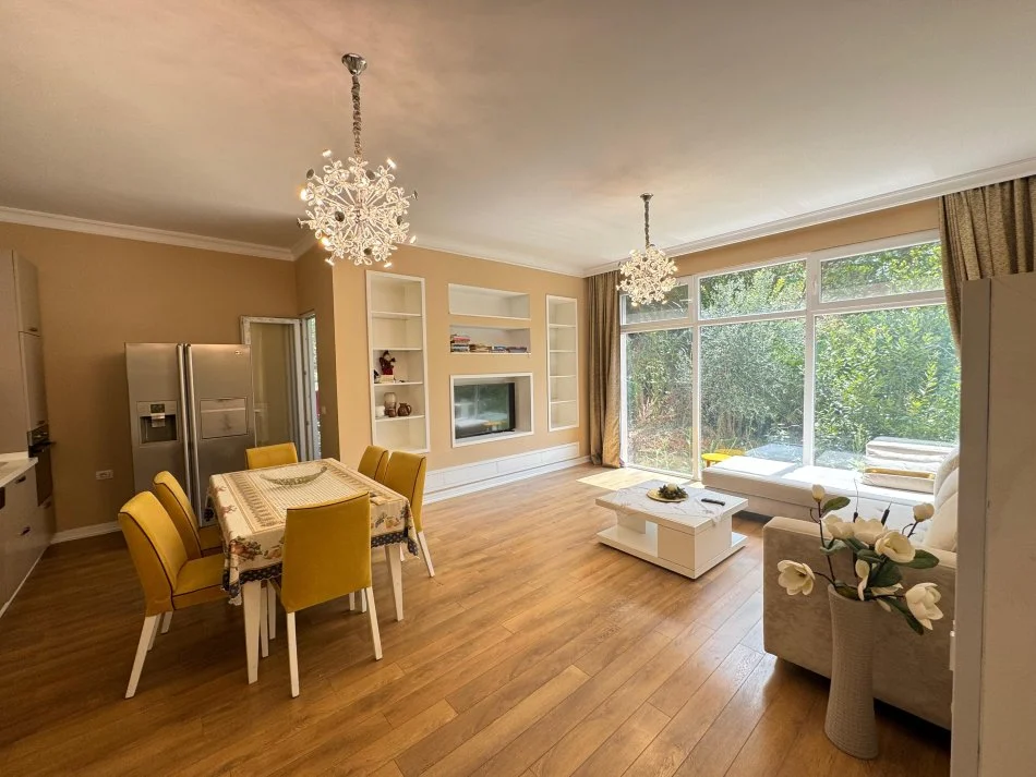 Tirane, jepet me qera apartament 2+1 Kati 3, 110 m² 850 € (Liqeni i thate)