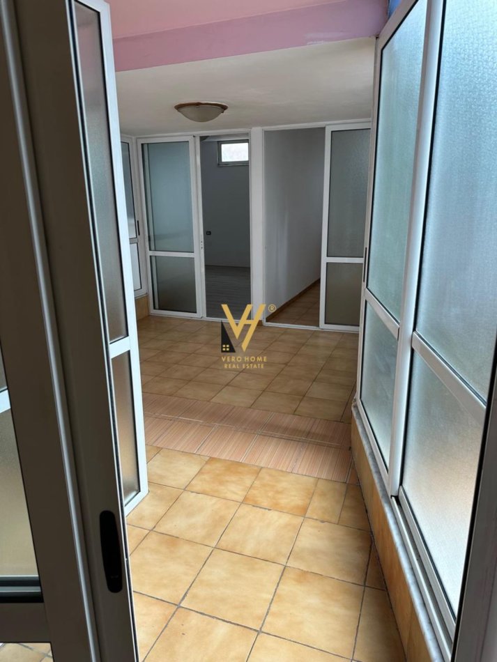 Tirane, jepet me qera zyre Kati 1, 130 m² 800 € (ISH EKSPOZITA)