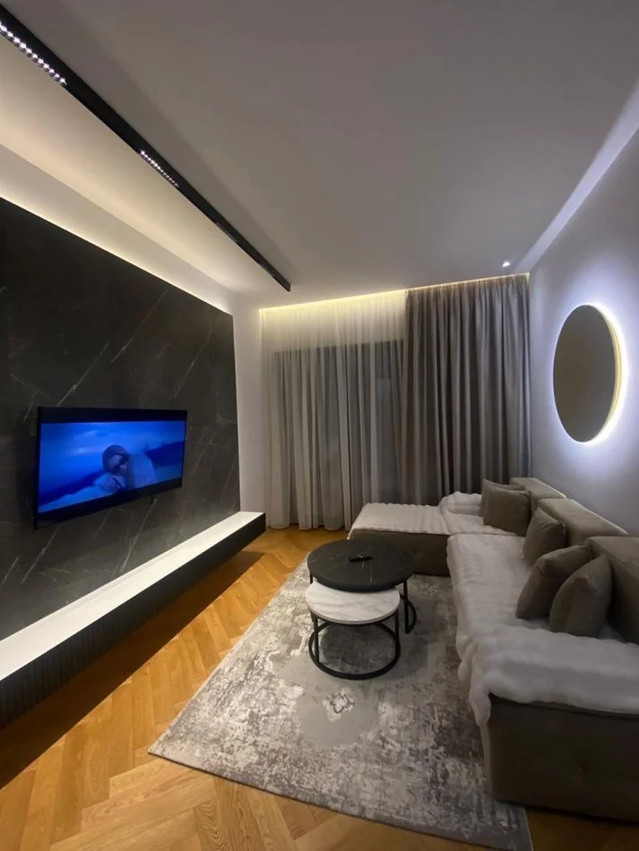 Tirane, jepet me qera apartament 1+1+Ballkon Kati 5, 70 m² 1.000 € (Kompleksi Delijorgji)