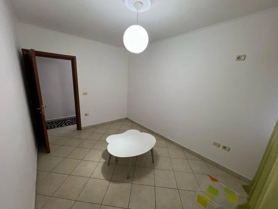 Tirane, jepet me qera apartament 2+1+Ballkon Kati 4, 86 m² 600 € (rruga Bilal Golemi)