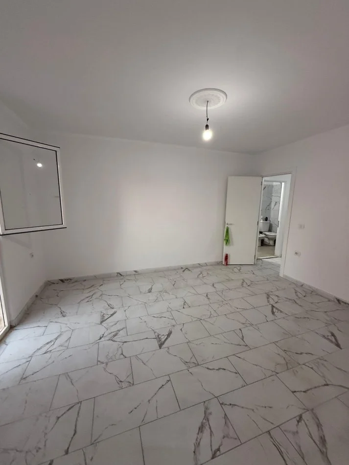 Tirane, shitet apartament 1+1+Ballkon Kati 5, 74 m² 163.000 € (Rruga Haxhi Hysen Dalliu, Stacioni Trenit)