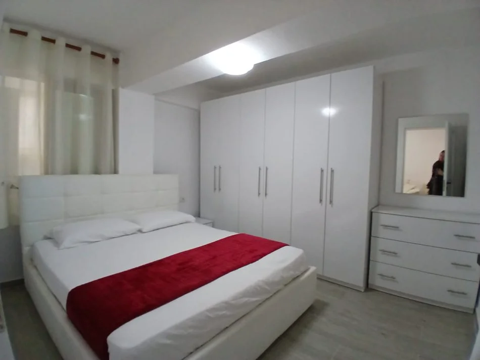Tirane, jepet me qera apartament 2+1 Kati 1, 80 m² 550 € (rruga Muhamed Gjollesha)