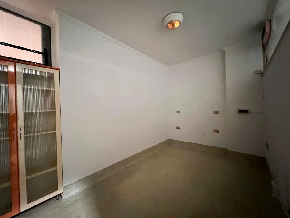 Tirane, jepet me qera apartament 3+1 Kati 3, 137 m² 950 € (MYSLYM SHYRI)